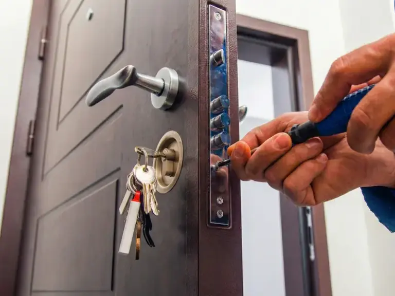 Porta blindada em São Vicente